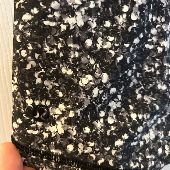 Lulu lemon shine short roll down size 4 shimmy shimmer black white - Picture 5 of 5